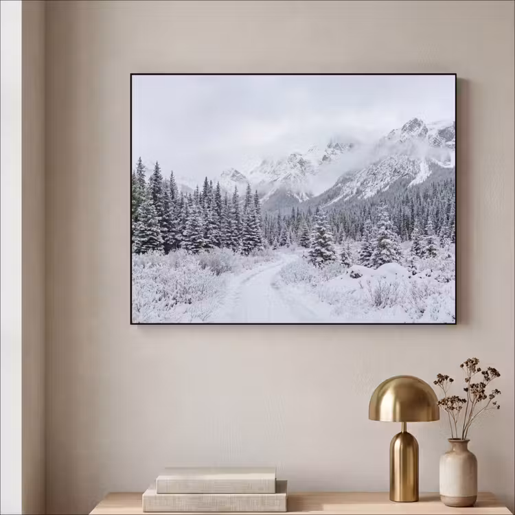 Weg - Bergen - Sneeuw - Naaldbos - Avontuurlijk Textielframe zwart klein -sfeer2