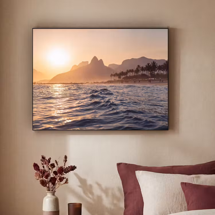 Zee - Golven - Zonsondergang - Kust - Goud Textielframe zwart klein -sfeer1
