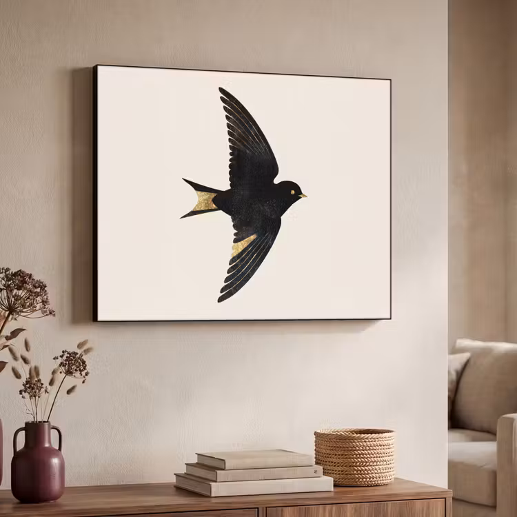 Zwarte zwaluw - Gouden accenten - Lichte achtergrond Textielframe - compleet frame klein -sfeer3