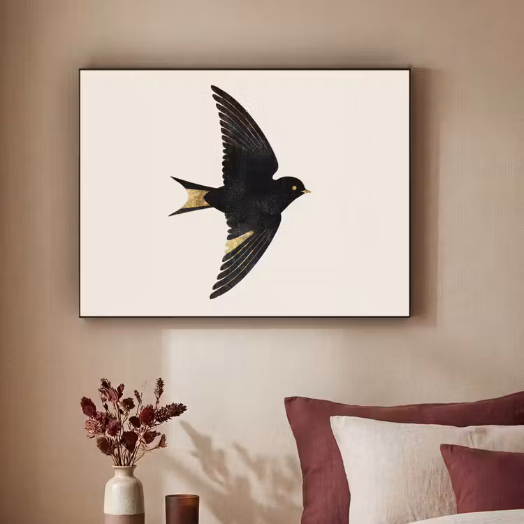 Zwarte zwaluw - Gouden accenten - Lichte achtergrond Textielframe zwart klein -sfeer1