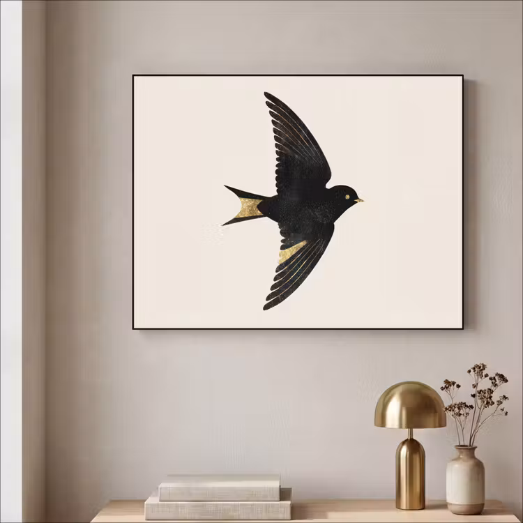 Zwarte zwaluw - Gouden accenten - Lichte achtergrond Textielframe - compleet frame klein -sfeer2