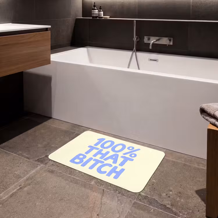 100% that bitch - Blauw - Wit Badmat klein -sfeer3