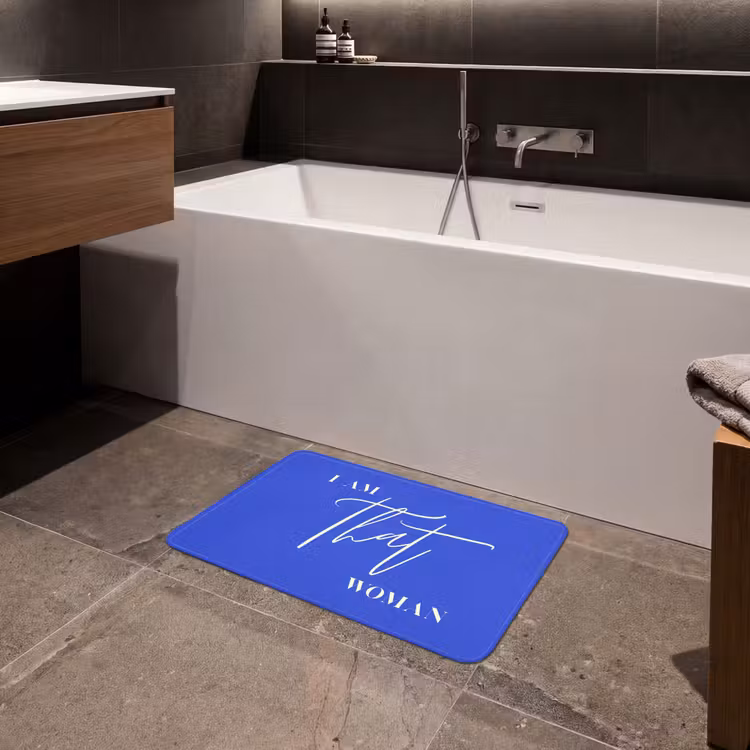 Blauw - I am that woman - Sierlijk - Minimalistisch Badmat klein -sfeer3