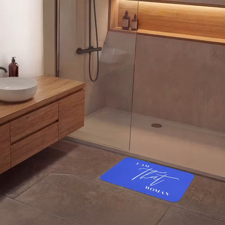 Blauw - I am that woman - Sierlijk - Minimalistisch Badmat klein -sfeer2