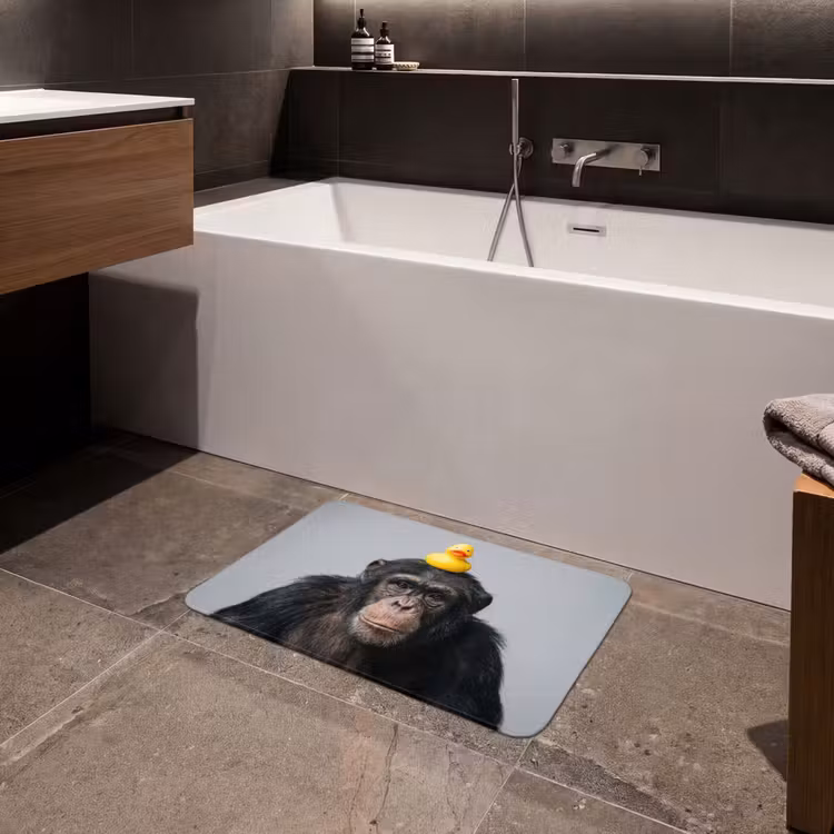 Chimpansee - Badeend - Grijs Badmat klein -sfeer3