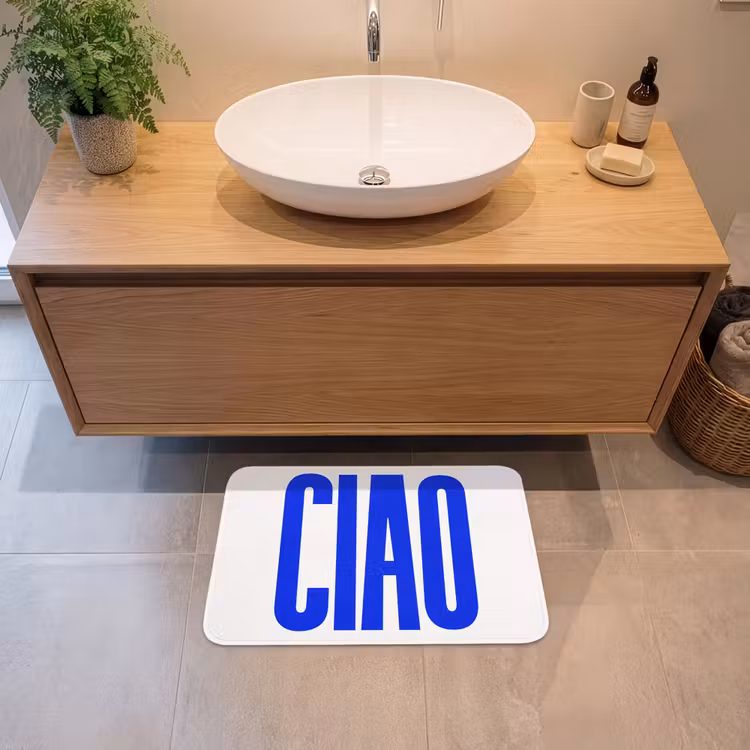 Ciao - Hoofdletters - Blauw - Minimalistisch Badmat klein -sfeer1