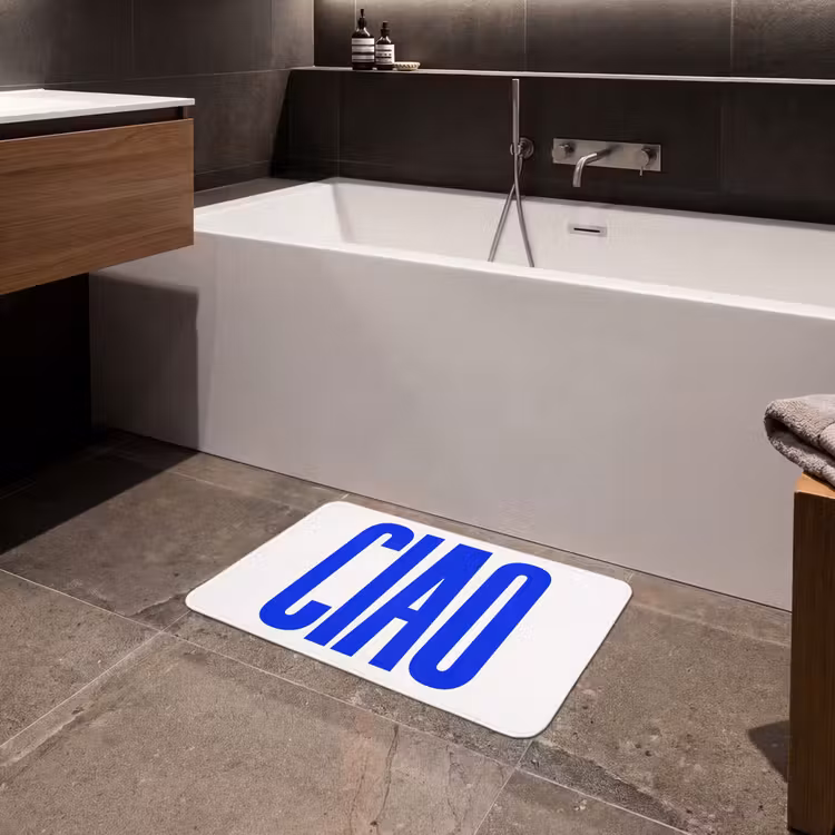 Ciao - Hoofdletters - Blauw - Minimalistisch Badmat klein -sfeer3