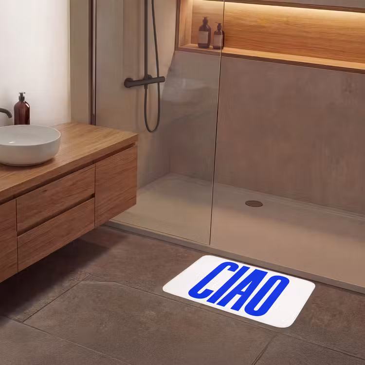 Ciao - Hoofdletters - Blauw - Minimalistisch Badmat klein -sfeer2