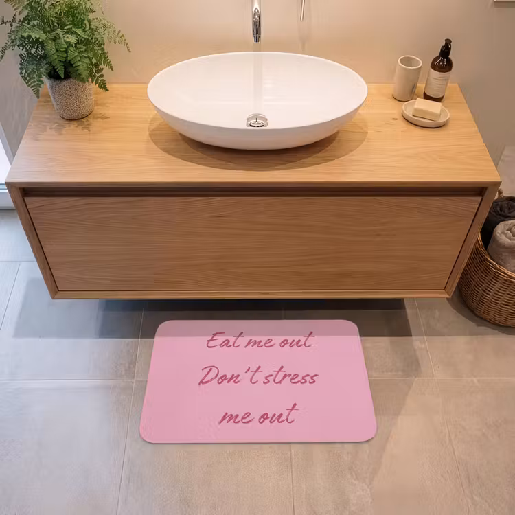 Eat me out don't stress me out - Roze - Handgeschreven Badmat klein -sfeer1
