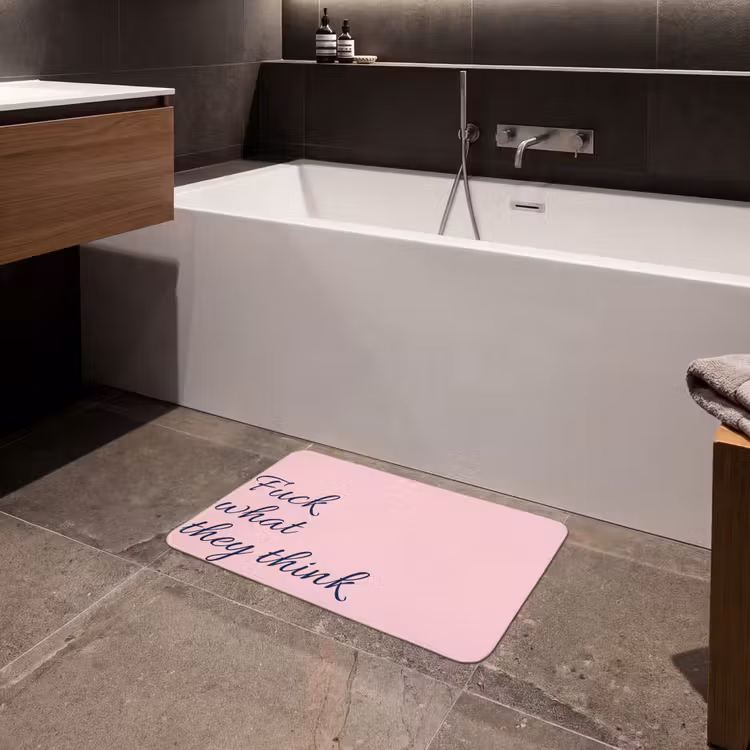 Fuck what they think - Roze - Minimalistisch Badmat klein -sfeer3