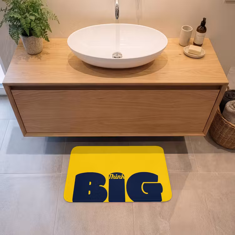 Geel - Think big - Grafisch Badmat klein -sfeer1