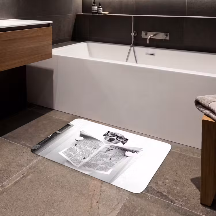 Hond - Krant - Toilet - Zwart wit - Dieren Badmat klein -sfeer3