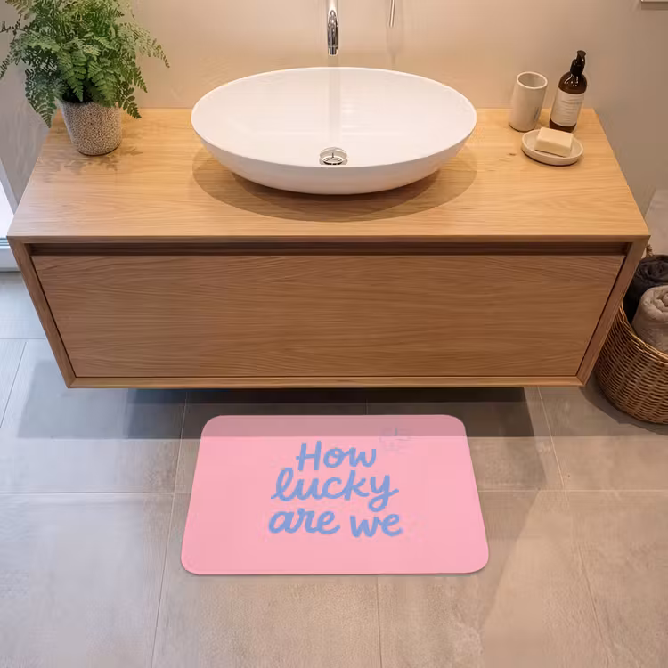 How lucky are we - Klavervier - Roze - Blauw Badmat klein -sfeer1