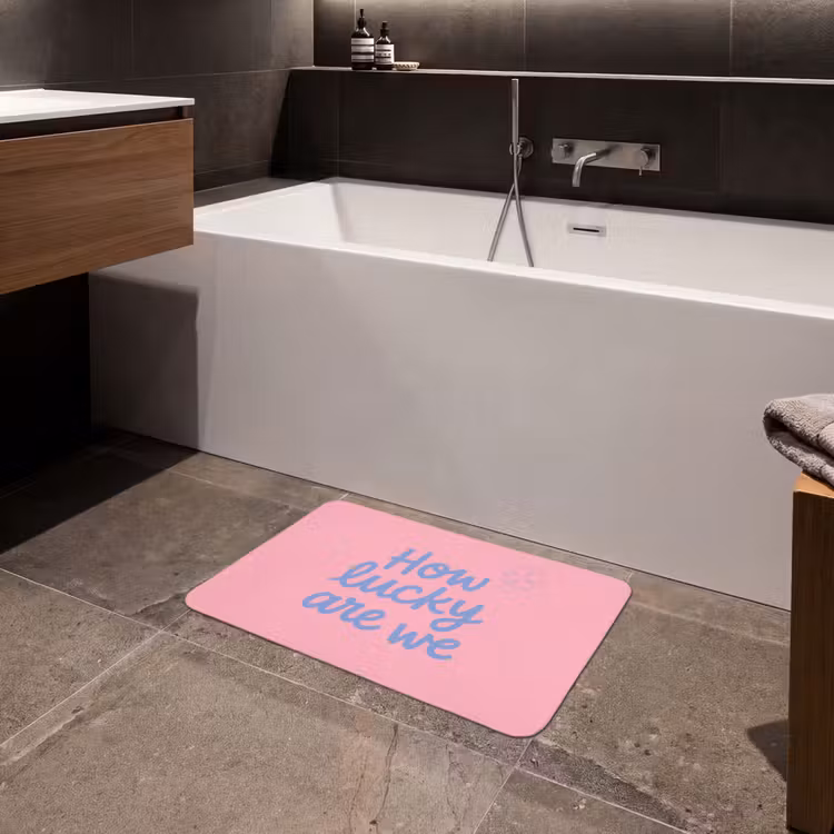 How lucky are we - Klavervier - Roze - Blauw Badmat klein -sfeer3