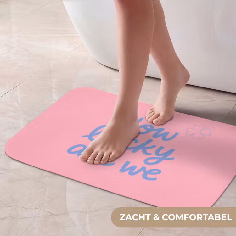 How lucky are we - Klavervier - Roze - Blauw Badmat klein -USP_ZachtNL