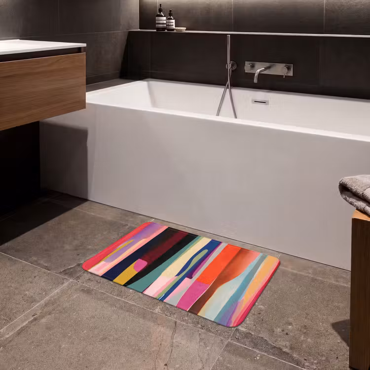Kleurbanen - Verticaal - Kleurrijk Badmat klein -sfeer3