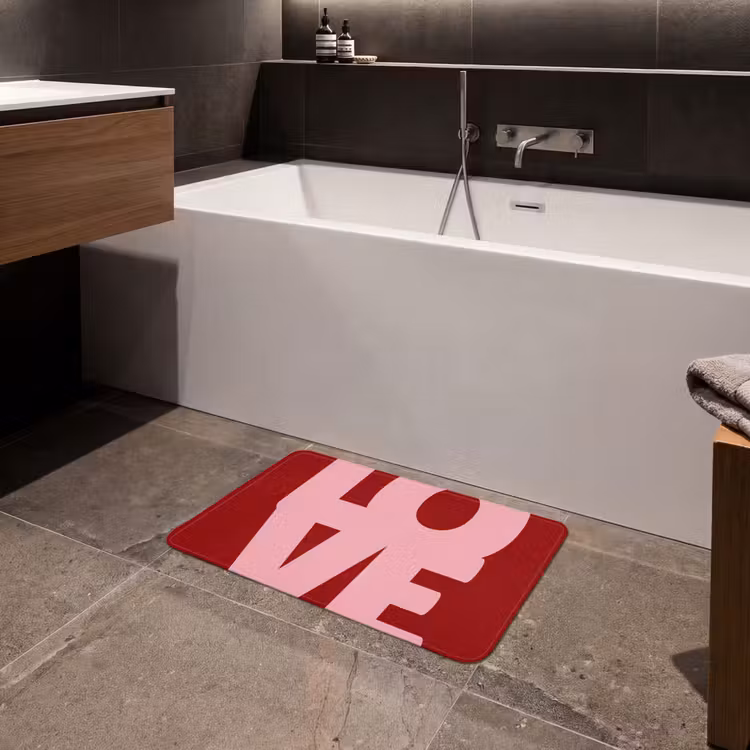 Love - Rood - Blokletters Badmat klein -sfeer3