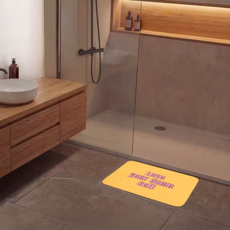 Love yourself - Roze - Geel Badmat klein -sfeer2