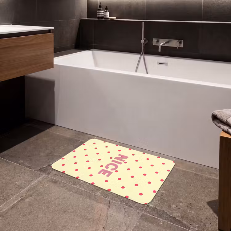 Nice - Stippen - Roze - Geel Badmat klein -sfeer3