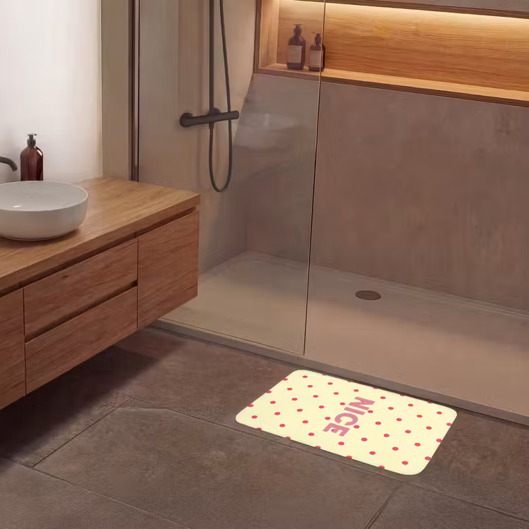 Nice - Stippen - Roze - Geel Badmat klein -sfeer2