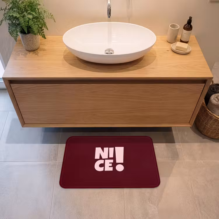 Nice - Uitroepteken - Rood Badmat klein -sfeer1