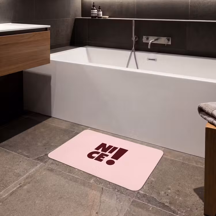 Nice - Uitroepteken - Roze Badmat klein -sfeer3