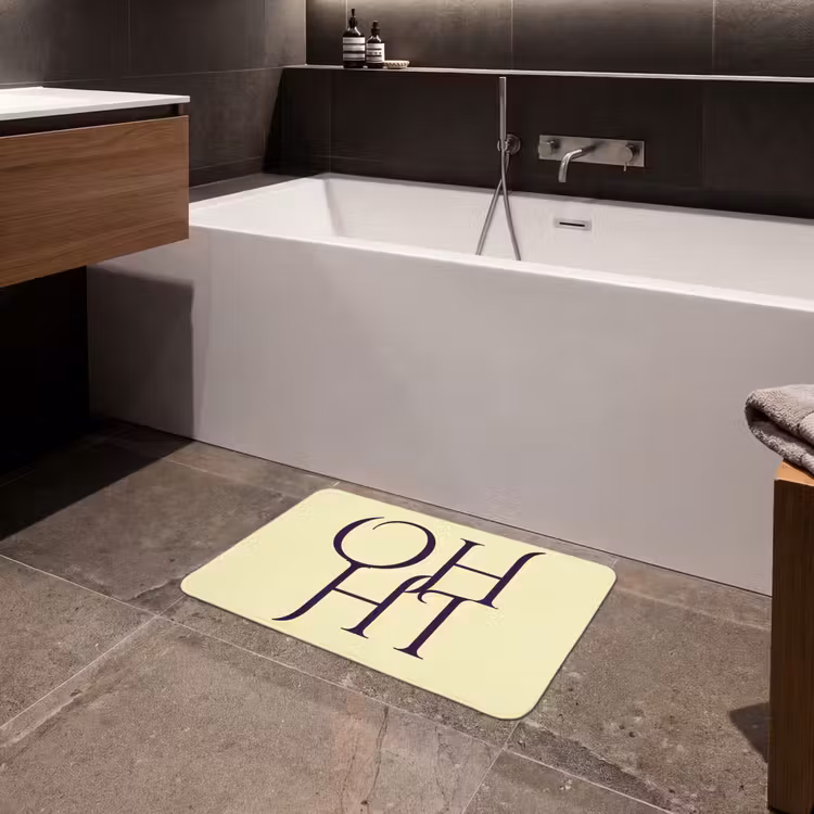 Oh hi - Geel - Monogram Badmat klein -sfeer3