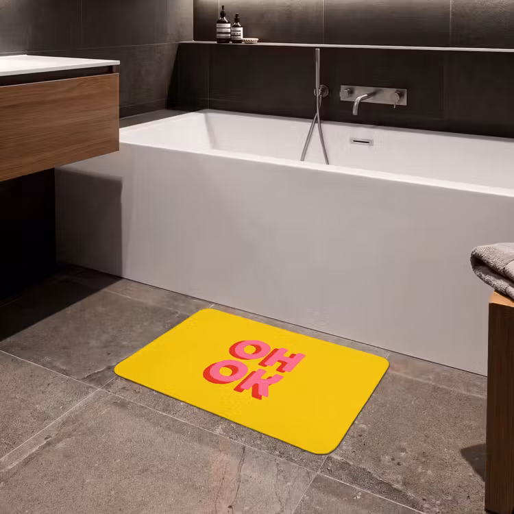 Oh ok - 3D - Geel - Roze Badmat klein -sfeer3