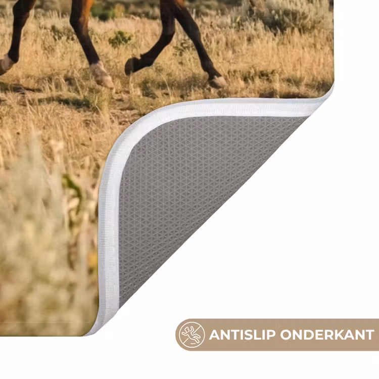 Paarden - Kudde - Bergen - Vrijheid - Wild Badmat klein -USP_AntislipNL