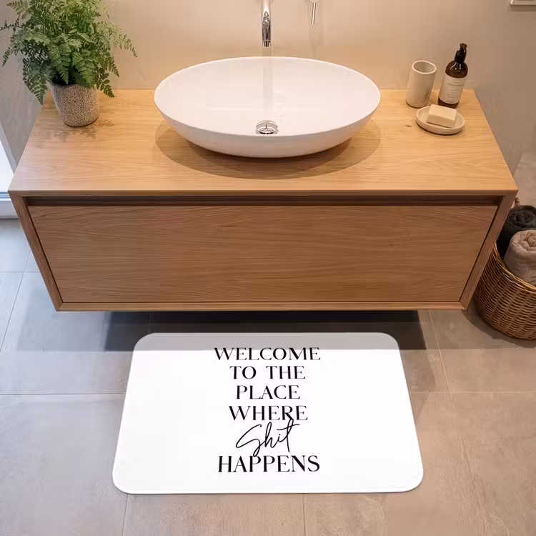Quotes - Welcome to the place where shit happens - Wit - Humor Badmat klein -sfeer1