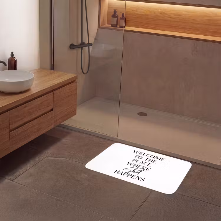 Quotes - Welcome to the place where shit happens - Wit - Humor Badmat klein -sfeer2