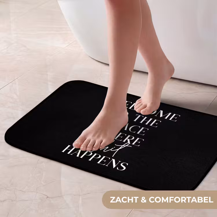 Quotes - Zwart - Welcome to the place where shit happens - Humor Badmat klein -USP_ZachtNL