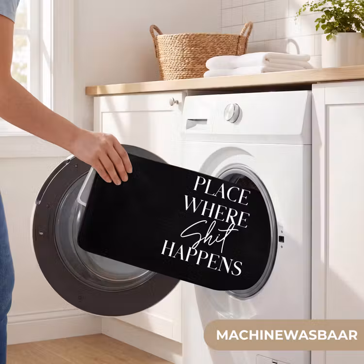 Quotes - Zwart - Welcome to the place where shit happens - Humor Badmat klein -USP_WasbaarNL