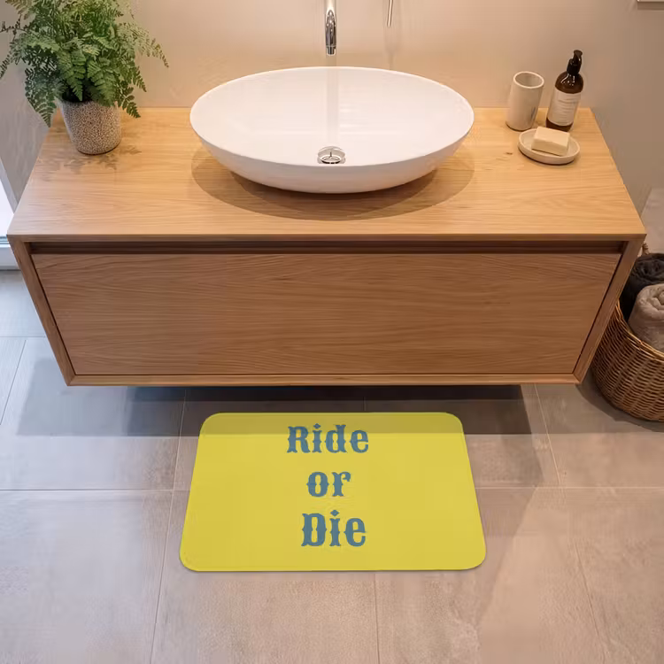 Ride or die - Geel - Blauw Badmat klein -sfeer1
