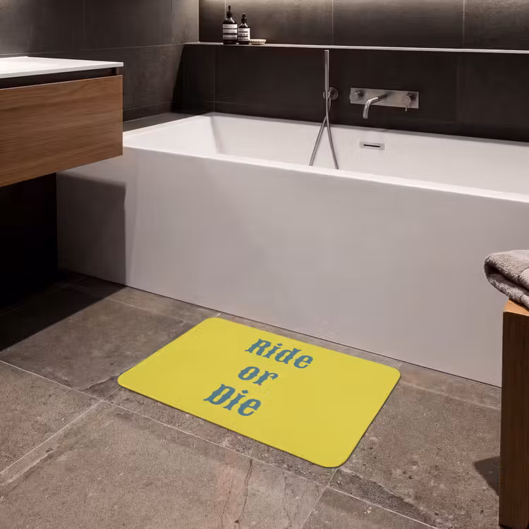 Ride or die - Geel - Blauw Badmat klein -sfeer3
