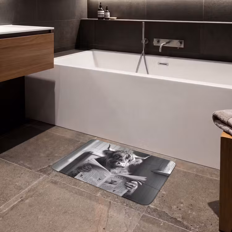 Schotse hooglander - Koe - Krant - WC - Zwart wit Badmat klein -sfeer3