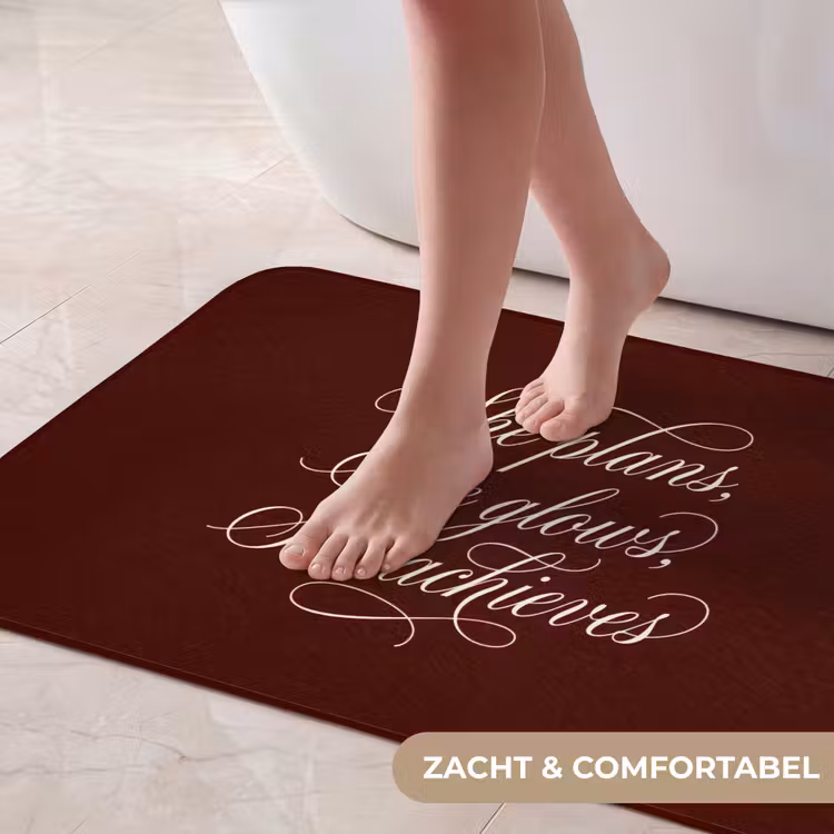 She plans she glows she achieves - Rood - Cursief Badmat middel -USP_ZachtNL