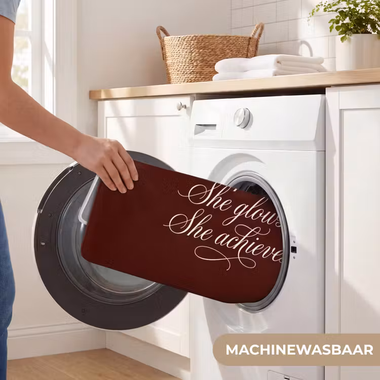 She plans she glows she achieves - Rood - Cursief Badmat middel -USP_WasbaarNL