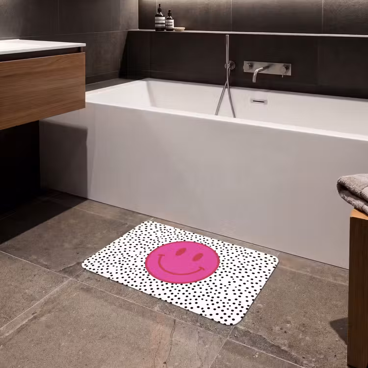 Smiley - Roze - Stippen Badmat klein -sfeer3