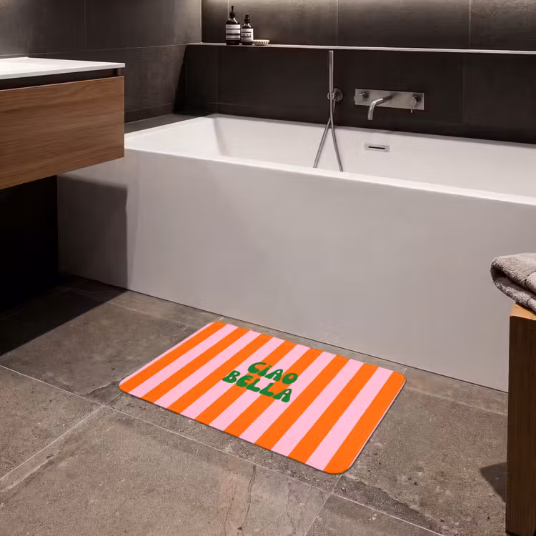 Strepen - Oranje - Verticaal - Ciao bella Badmat klein -sfeer3
