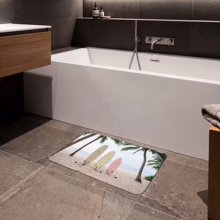 Surfboard - Palmbomen - Kleurrijk Badmat klein -sfeer3