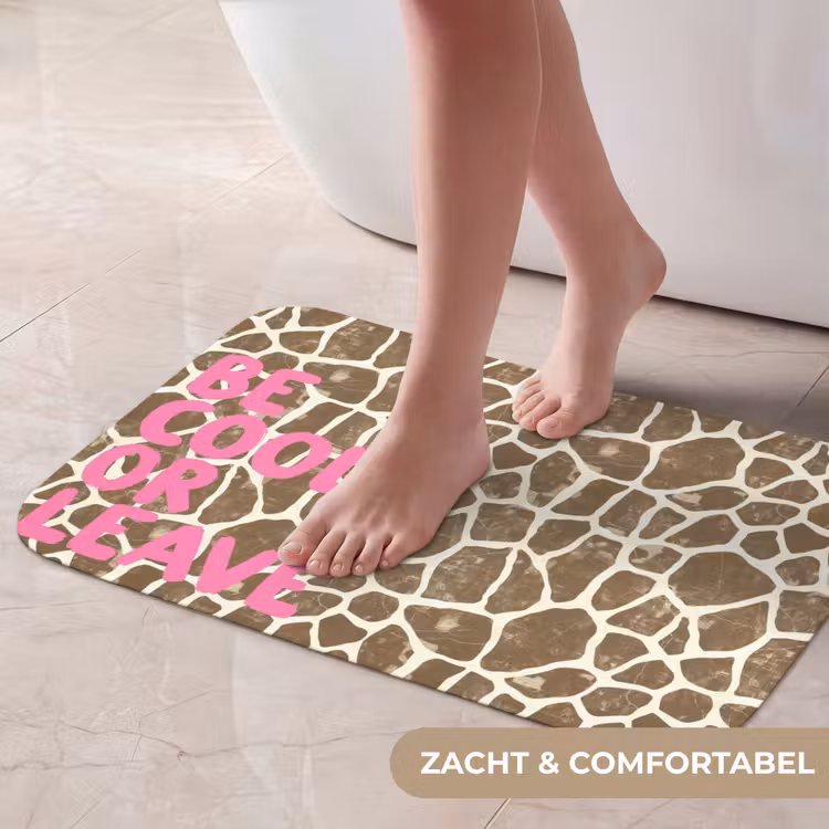 Tekst - Be cool or leave - Roze - Giraffenprint Badmat klein -USP_ZachtNL