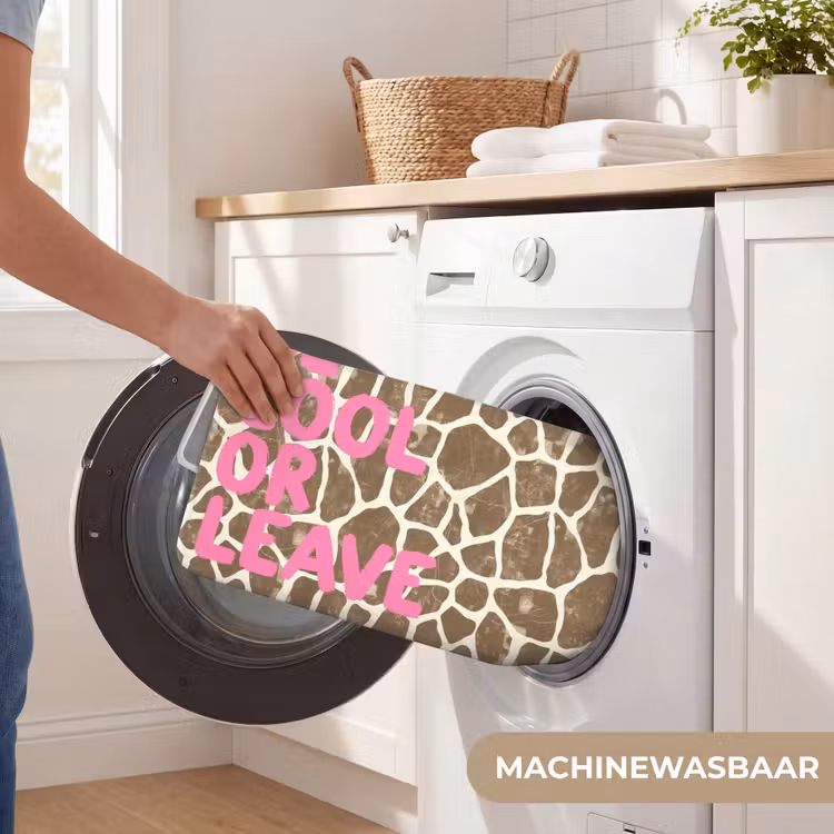 Tekst - Be cool or leave - Roze - Giraffenprint Badmat klein -USP_WasbaarNL