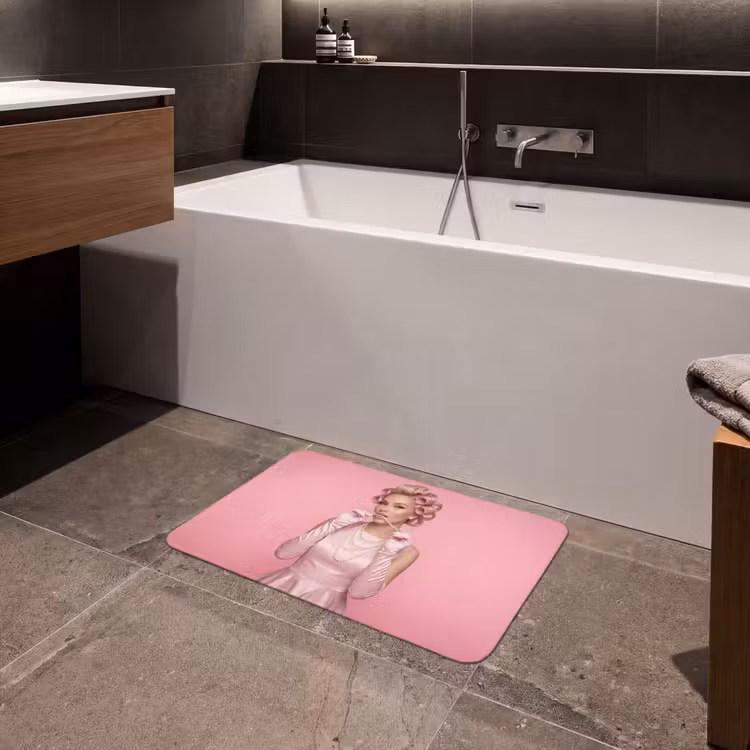 Vrouw - Roze - Parelketting - Krulspelden Badmat klein -sfeer3