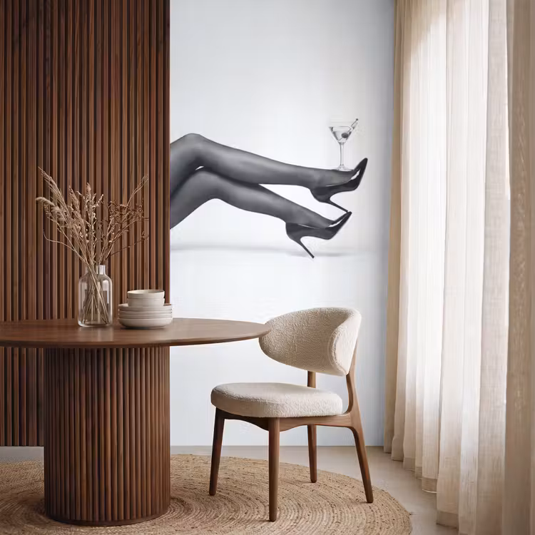 Benen - Hakken - Glas - Zwart - Wit - Speels Behang Vlies klein -sfeer1