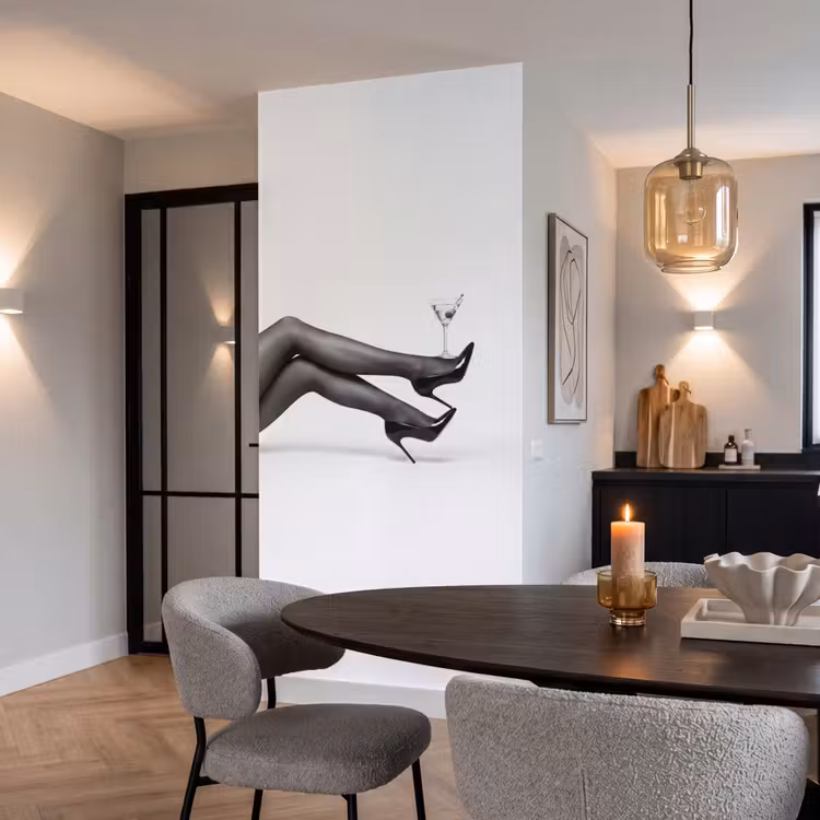 Benen - Hakken - Glas - Zwart - Wit - Speels Behang Vlies klein -sfeer3