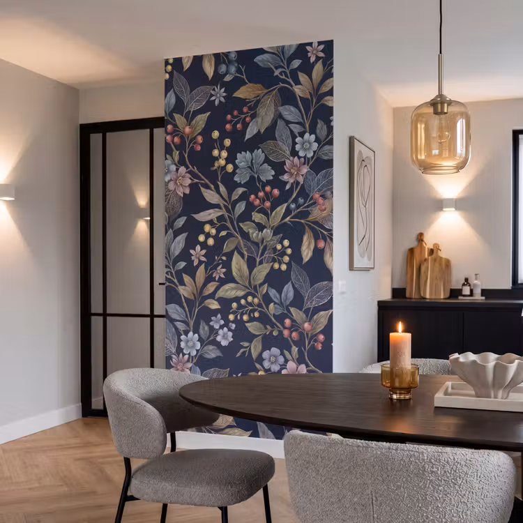 Bloemen - Bladeren - Patroon - Botanisch - Donkerblauw Behang Vlies klein -sfeer3