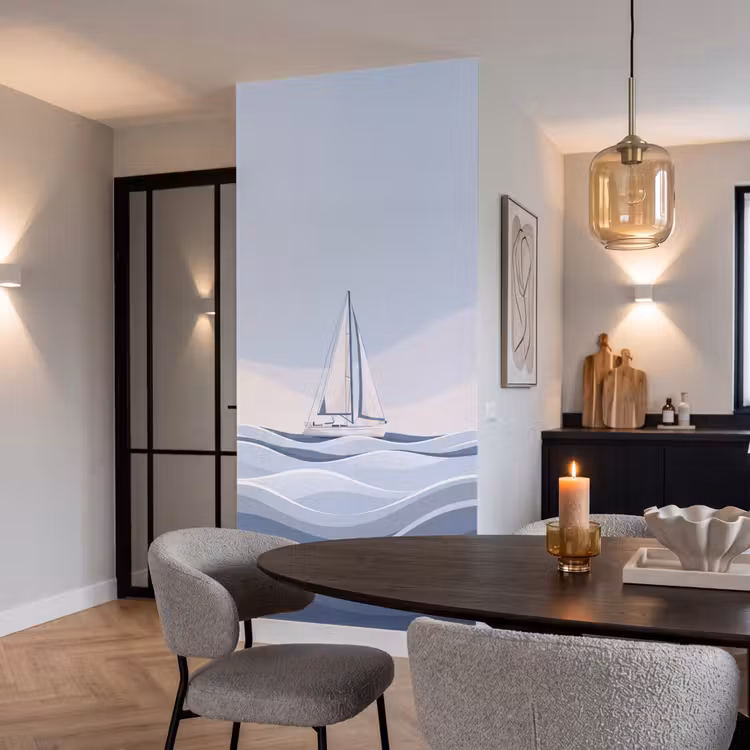 Boot - Zeil - Zee - Modern - Beige Behang Vlies klein -sfeer3