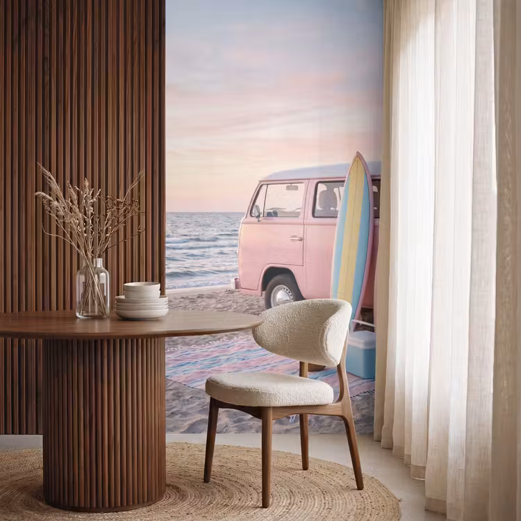 Busje - Strand - Surfplank - Zomer - Roze Behang Vlies klein -sfeer1