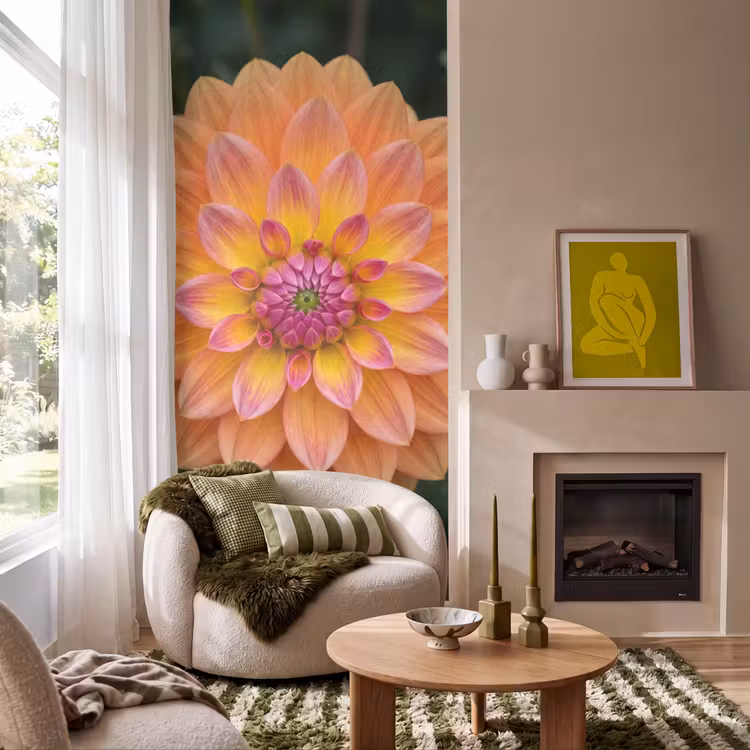 Dahlia - Bloem - Oranje Behang Vlies klein -sfeer2